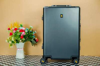 機場托運行李很麻煩?為什么不試試地平線8號登機箱呢