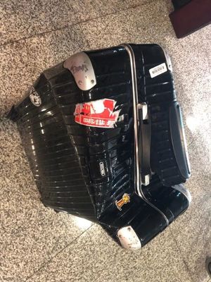 【扎心】8000元的名牌行李箱,托運后面目全非,.